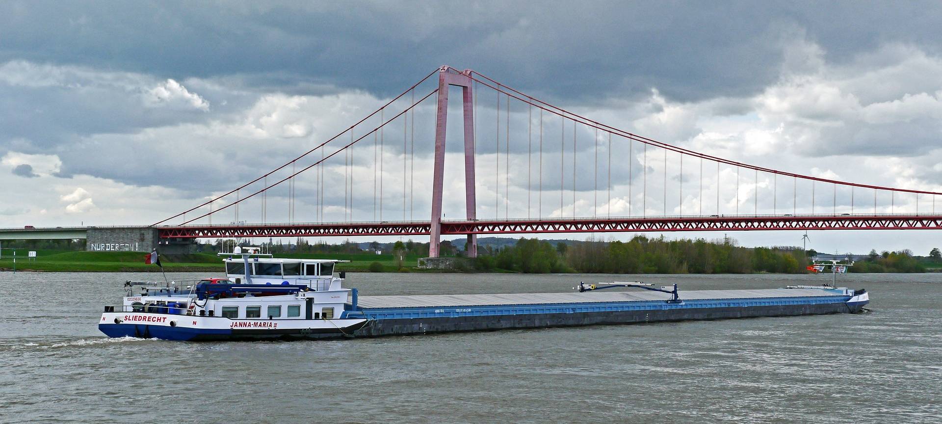 Rheinbrücke in Emmerich, unter der ein Schiff her fährt